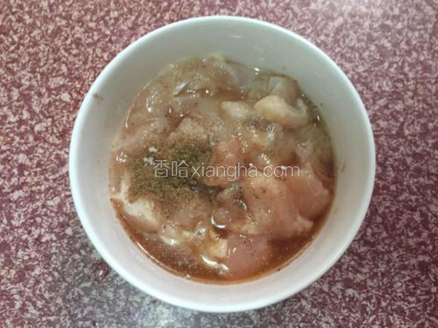 加入适量的胡椒粉、椒盐、盐、料酒拌匀腌制半小时