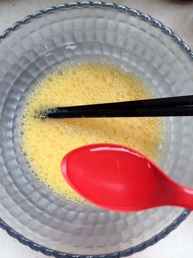 在打散的鸡蛋中加几小勺水。