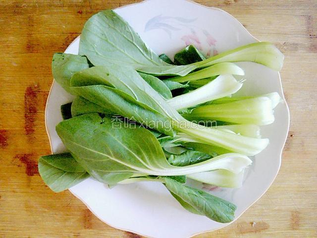 把青菜用手掰开，用水清洗过后，放盘子里备用。