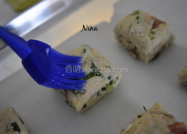 预热烤箱210度，取出冷冻后的面团平均切成几份，表面刷一层牛奶或者鸡蛋液，放入烤箱中层烘烤15分钟左右，待表面上色就完成了。
