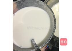 椰丝牛奶小方的做法图解2