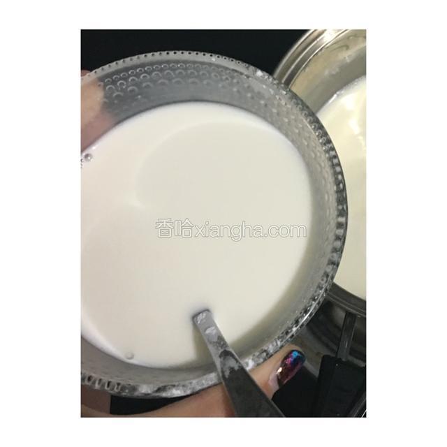 取80ml牛奶+玉米淀粉，搅拌均匀
