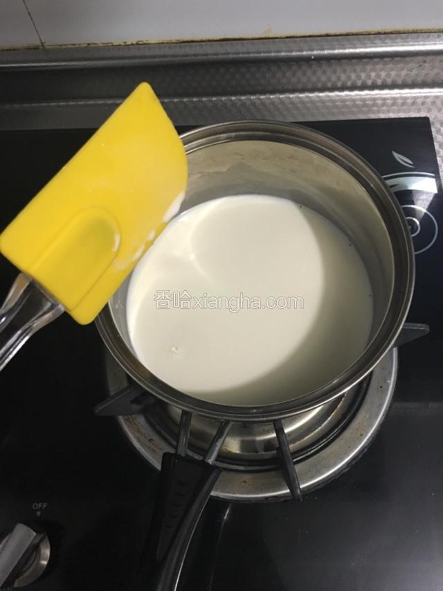 剩余材料全部倒入奶锅中小火搅拌