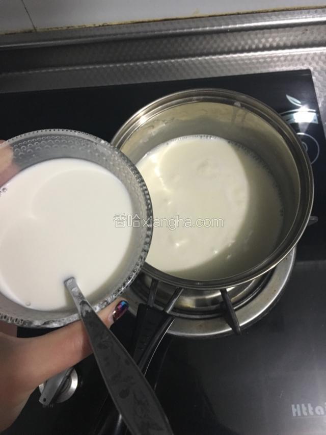 等到奶锅中混合液冒泡沸腾装，立即倒入步骤2中混合物