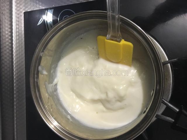 不断搅拌，会发现立马变得粘稠，像浆糊一样粘粘的就可以关火了