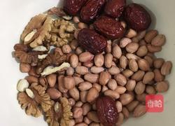 红枣核桃花生露的做法图解1
