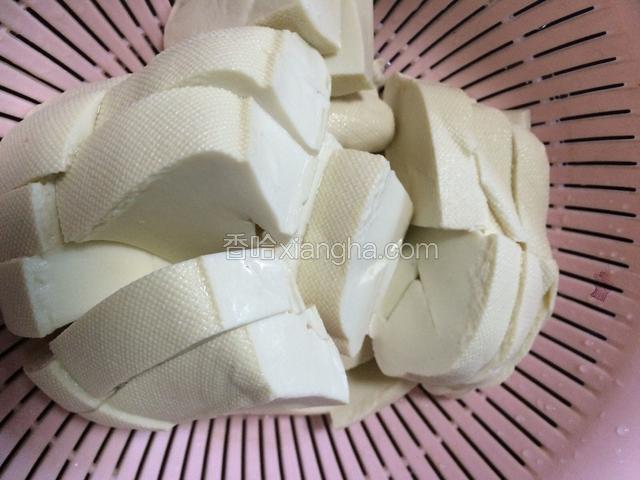 豆腐洗净切块备用