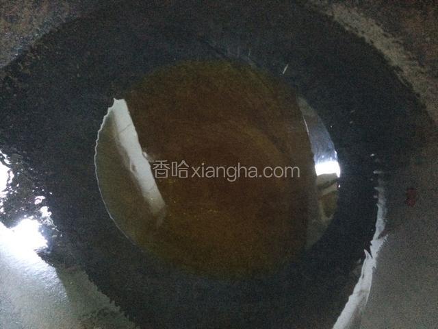 将锅洗净烧干，倒入适量的菜籽油