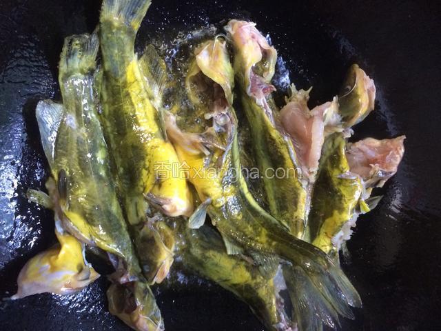 待油温烧热后，将黄丫头放入锅中煎至两面金黄