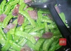 荷兰豆炒腊肠的做法图解6