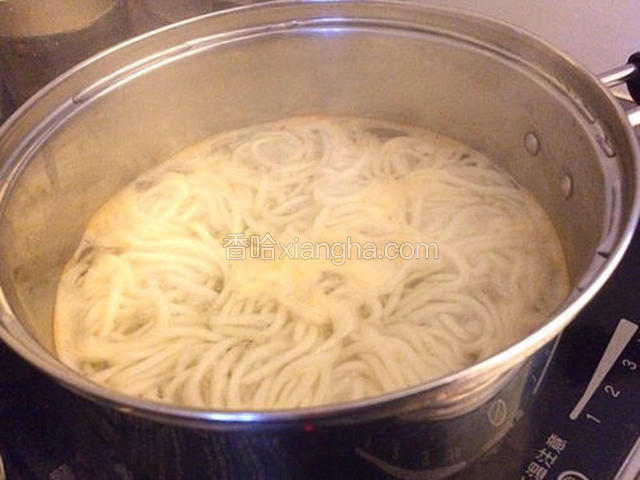 烧开一锅水 下入面条