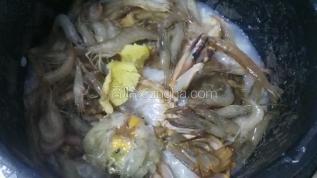 加入处理好的虾蟹  放入几片姜 盖上继续煮个五分钟