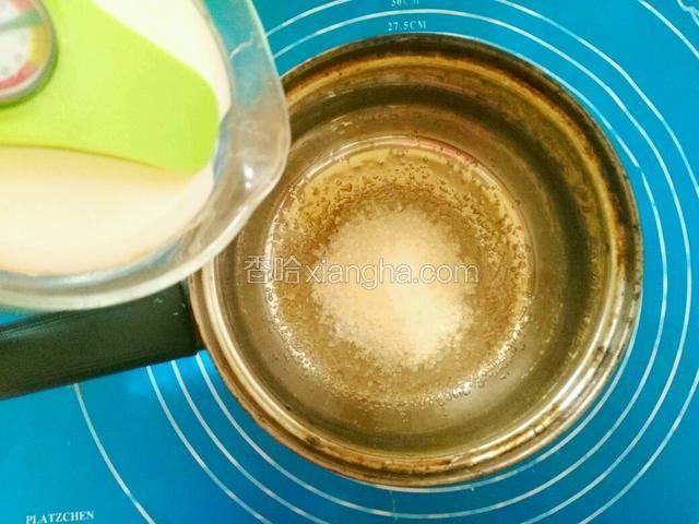 倒入水轻微晃一下使糖均匀铺在小锅底部。小火熬糖浆，千万不可在熬糖的时候搅拌糖浆，以免起沙