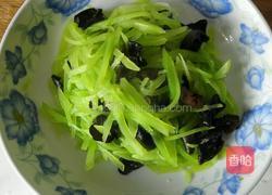 凉拌洋葱莴笋的做法图解3