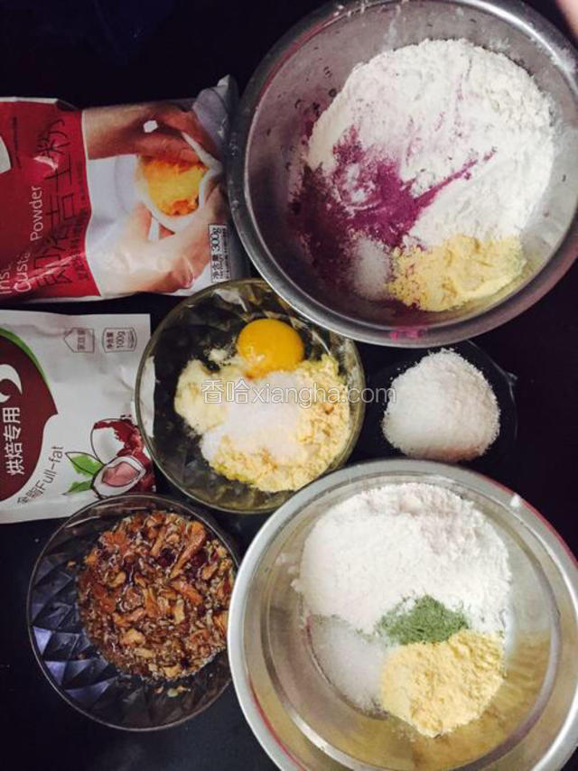 准备所需食材，鸡蛋，糯米粉，豆沙馅，椰蓉，白糖，吉士粉发酵稳定剂！三种颜色不一样的盆子里都放入相等数量的黄油，糯米粉，白糖和鸡蛋，吉士粉！