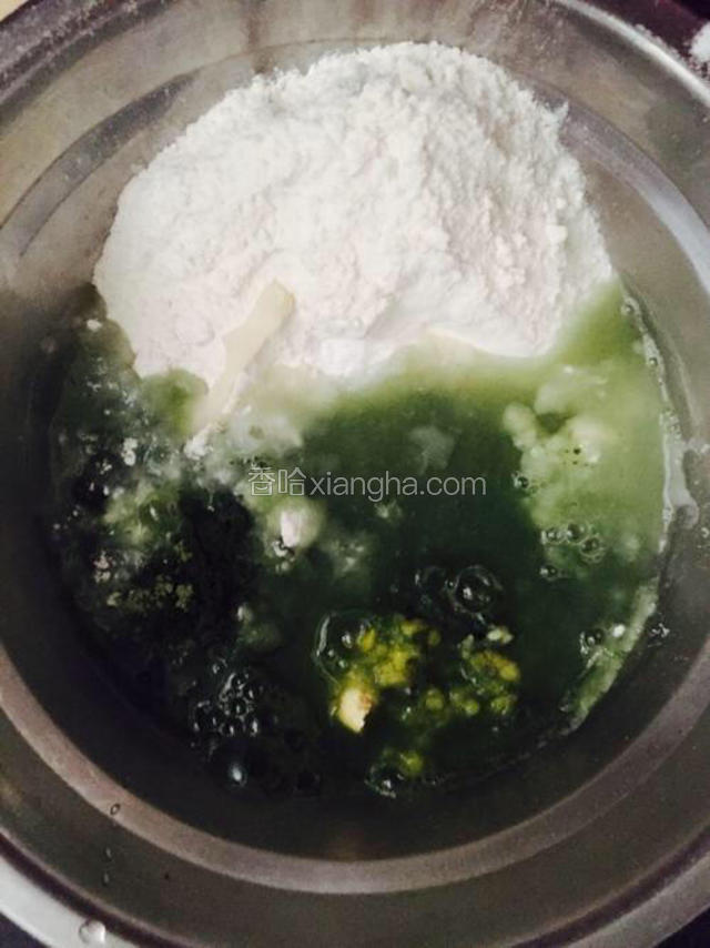 这个是大麦苗粉，一起加入开水烫一下，快速把面用筷子和好！不要烫到手哦
