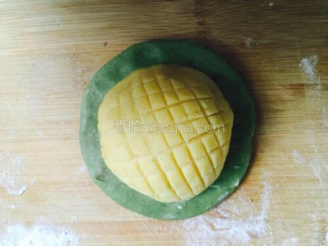 然后像这样把馅料罩上！