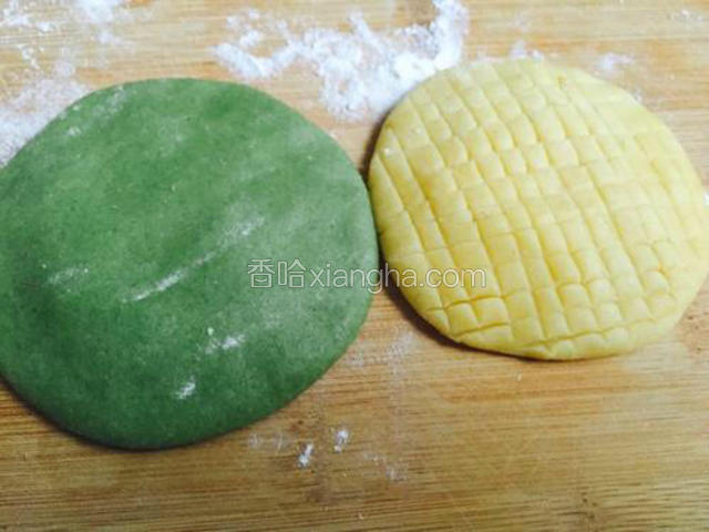 绿的在下面，黄色的在上面做成向日葵的样子，用刀在面皮上面横竖画好痕迹，不要太用力了，划透了面皮，就露馅啦哈哈