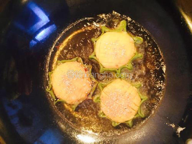 锅里倒油，烧热油，在下锅，一定要烧热哦，热油容易定型，放进去不要动！定型后再动