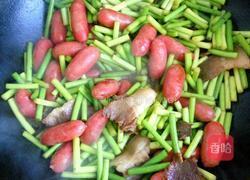 蒜苔炒小香肠的做法图解5