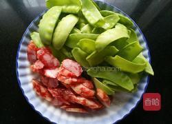 荷兰豆炒香肠的做法图解1