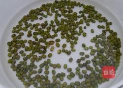 手把手教你泡发可乐绿豆芽的做法图解1