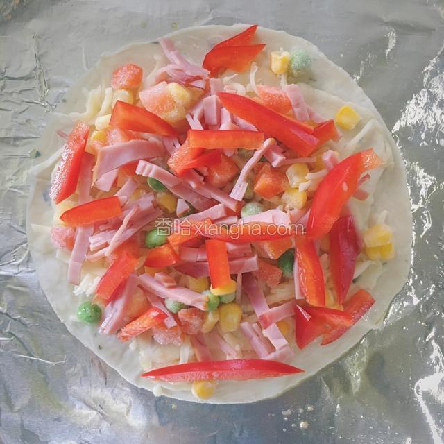 培根和青红椒切碎，继续放飞饼上