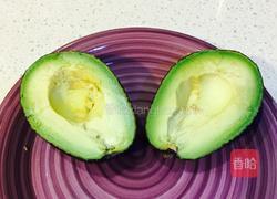 三文鱼牛油果沙拉的做法图解3