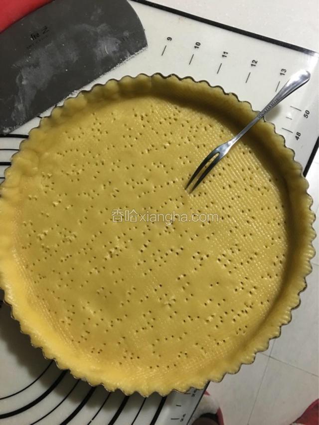 用叉子均匀的扎上小孔；￼