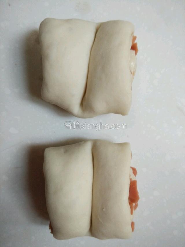 用筷子在花卷中间压一下，用手拧住二边往下翻。