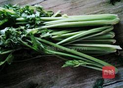 猪肉芹菜蒸饺的做法图解1