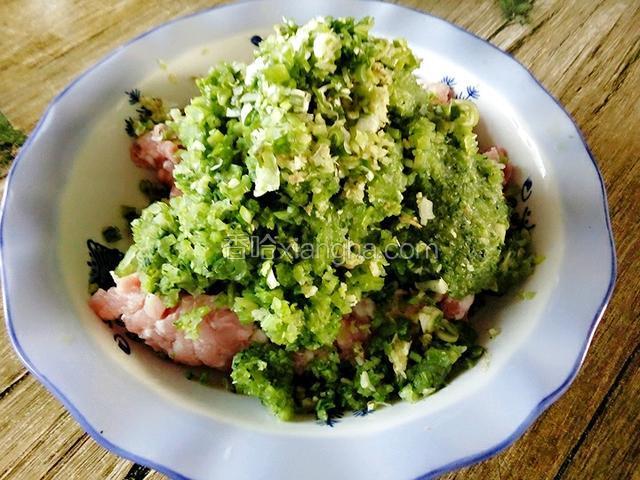 将芹菜末攥干水份，放入肉糜中