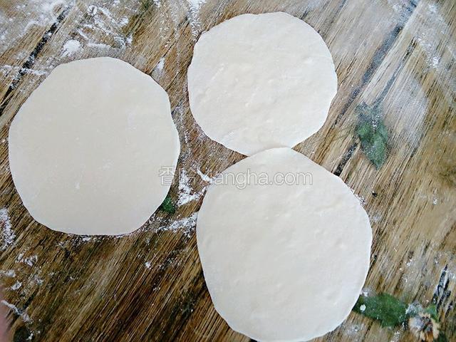 擀成饼状