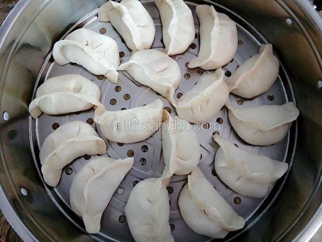 将饺子摆在笼屉里，盖锅！蒸熟（大约15~20分钟）