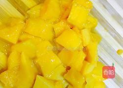 香芒三文鱼牛油果兔兔杯的做法图解3