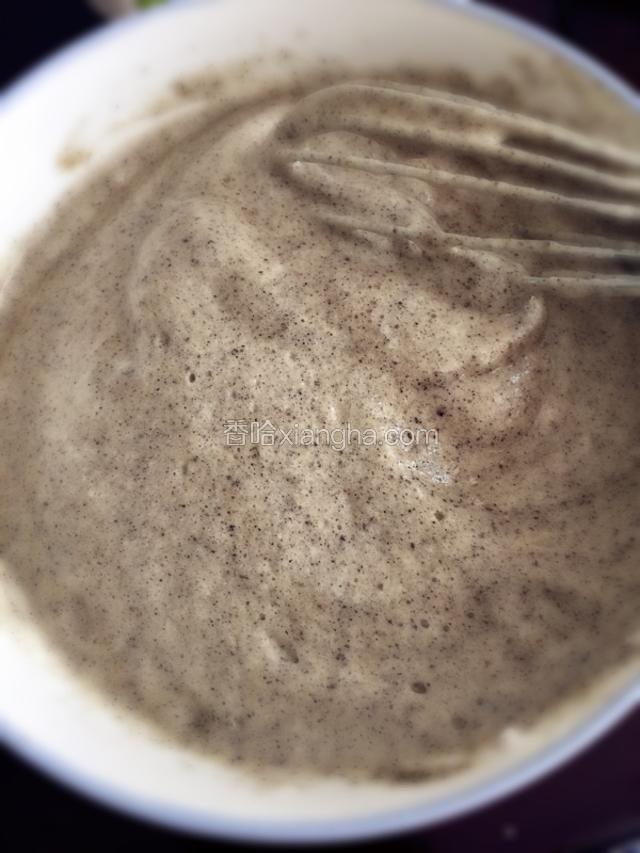 蛋黄糊加1/3蛋白拌匀 加入剩余蛋白拌匀