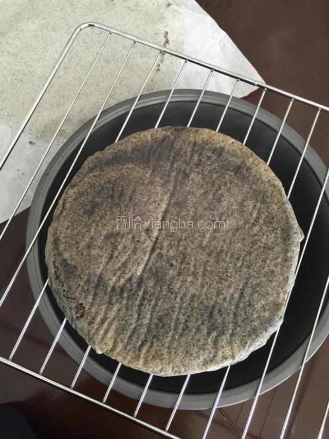 关火等三分钟 后放烤架 撕下油纸晾凉