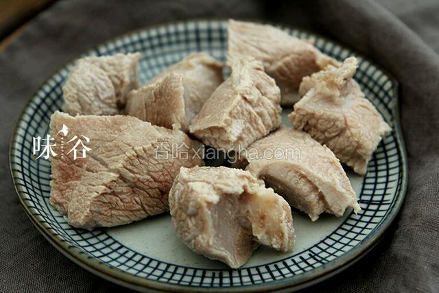 煮开一锅清水，放猪瘦肉焯一下去血污，捞出后切成大块备用。