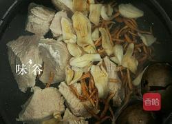 太子参百合瘦肉汤的做法图解4