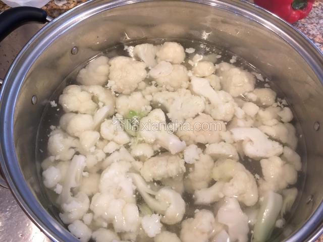 花椰菜切小块，洗净，烧一锅热水备用