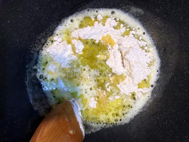 老步骤，第一步融化黄油，加入面粉，融化在一起