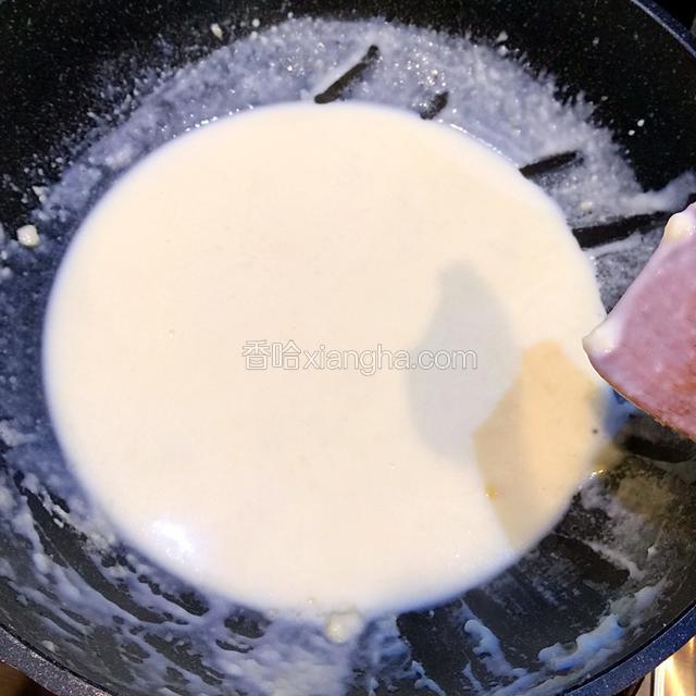 将牛奶提前预热，不用冰牛奶的原因是，容易将面粉融化
