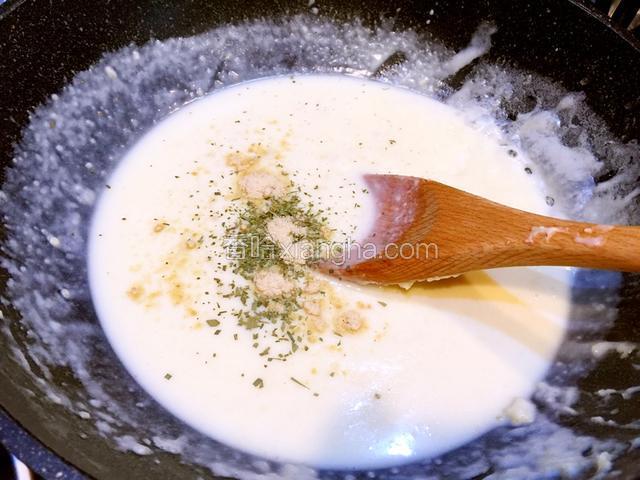 放入胡椒粉，盐，香叶切碎，撒入，小火慢煮