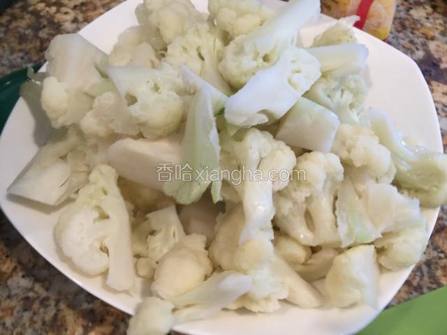 花椰菜放入烧开的热水中煮2分钟，滤干