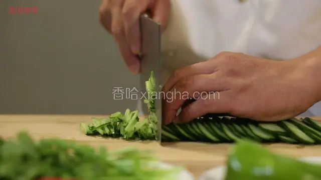 黄瓜洗净顶刀切成片，然后改刀切成细丝。