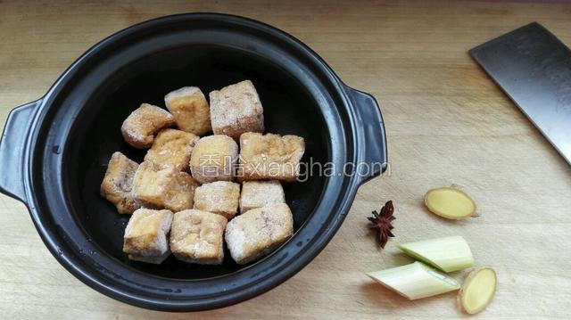 豆腐泡从冰箱冷冻室拿岀不须解冻，葱，姜，大料备齐（提前炸好豆腐泡放冰箱冷冻随时可用）