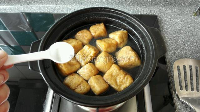 豆腐泡放入砂锅加入足量水和少许盐