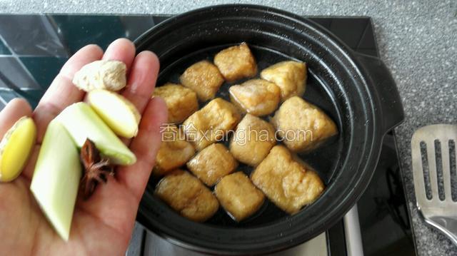 在放入葱，姜，大料中火烧开