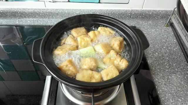 煮10分钟左右，这时汤汁变白，豆腐泡入味立刻关火