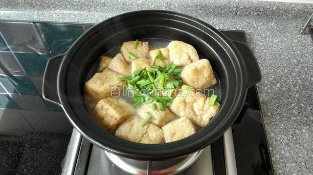 在撒少韭菜末提味（或香菜）即可享用